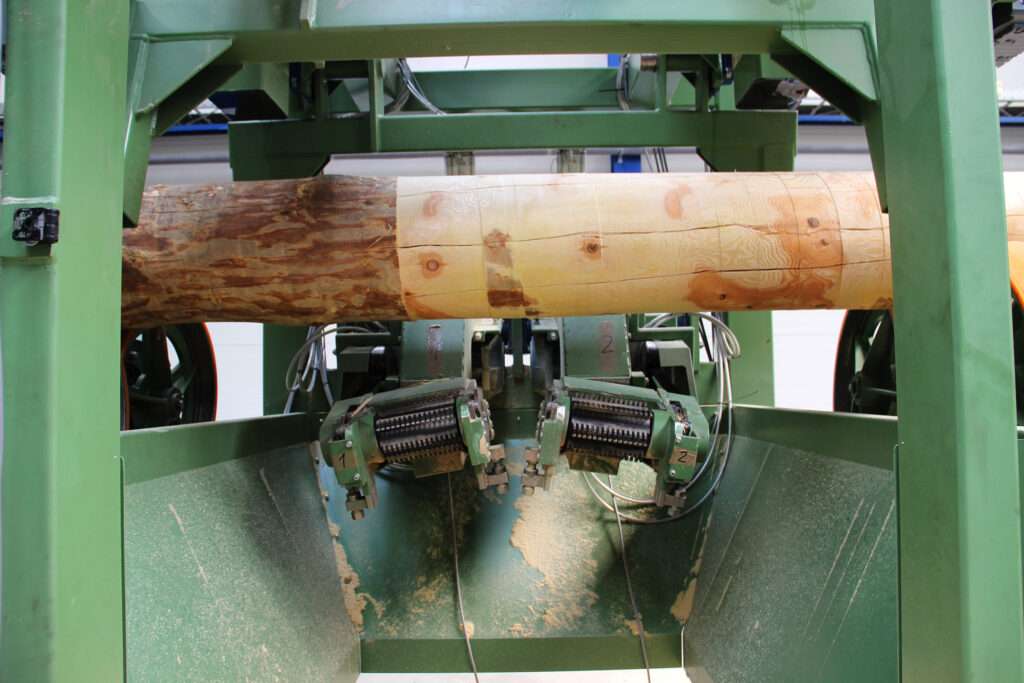 A retenir wooden pole peeling machine